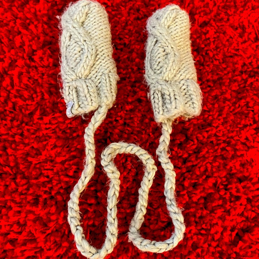 Cali kids mittens like new.